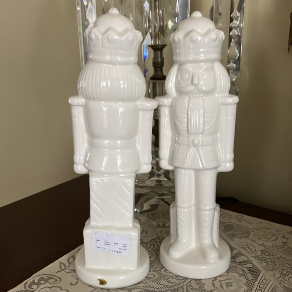 PAIR Winter White Blanc Ceramic Nutcrackers Toy Soldiers - Picture 4 of 10